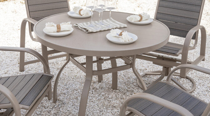 Berlin Gardens Murphy 42" Round Table with Murphy Poly Dining & Swivel Rocker Dining Chairs.